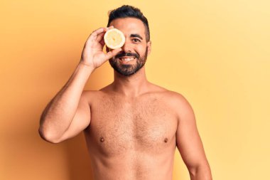 İspanyol asıllı genç adam limonsuz duruyor. Olumlu ve mutlu görünüyor. Kendine güvenen bir gülümsemeyle dişlerini gösteriyor. 