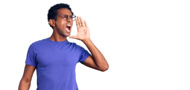 Sıradan kıyafetler ve gözlük takan Afrikalı yakışıklı adam el ele verip bağırıyor. iletişim konsepti. 