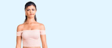 Genç, güzel bir kadın, günlük giysiler giymiş, üzgün ve endişeli, kızgın ve korkmuş. hüzünlü ifade. 