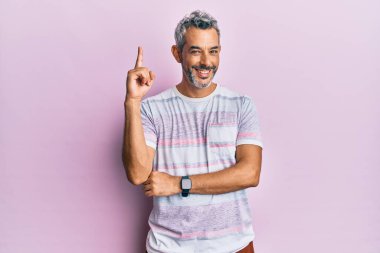 Orta yaşlı, gri saçlı, günlük kıyafetler giyen, başarılı bir fikir olduğunu gösteren bir adam. Heyecanlı ve mutlu. Bir numara.. 