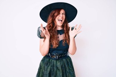 Cadı cadılar bayramı kostümü giymiş genç ve güzel bir kadın başarının çılgınlığını kutluyor. Kollarını kaldırmış, gözlerini kapatmış heyecanlı çığlıklar atıyor. Kazanan konsept 