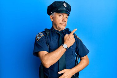 Yakışıklı, orta yaşlı, olgun, polis üniforması giyen, el ile işaret eden, ciddi ve sakin bir yüz ifadesi olan bir adam. 