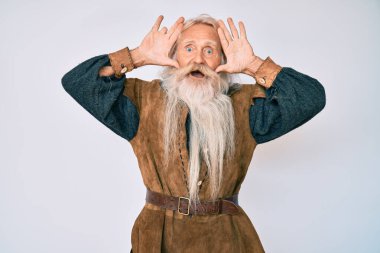 Gri saçlı, uzun sakallı, Viking kostümü giyen neşeli gülümseyen, elleri havada dikizleme oyunu oynayan yaşlı bir ihtiyar. Şaşırdım ve çıktım. 