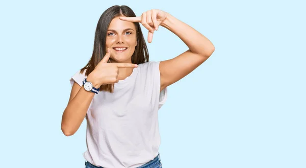 Jeune Femme Caucasienne Portant Shirt Blanc Décontracté Souriant Faisant Cadre — Photo