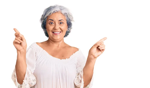 Mulher Sênior Com Cabelos Grisalhos Vestindo Estilo Boêmio Sorrindo Confiante — Fotografia de Stock