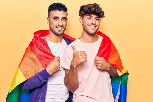 Joven Gay Pareja Vistiendo Arco Iris Lgbtq Bandera Sonriendo Feliz — Foto de Stock