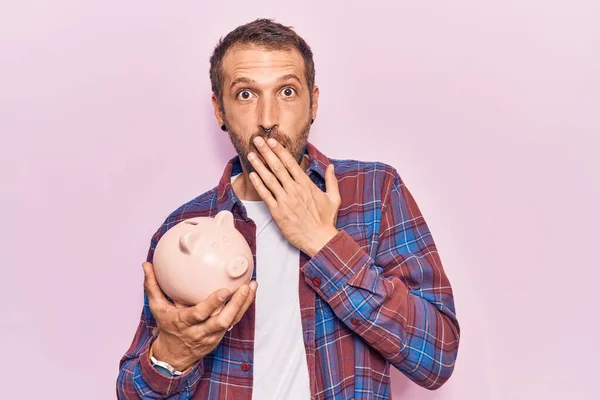 Ung Stilig Man Håller Spargris Bank Täcker Munnen Med Handen — Stockfoto