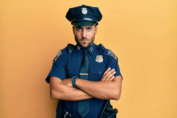 Snygg Latinamerikansk Man Klädd Polisuniform Skeptisk Och Nervös Ogillande Ansiktsuttryck — Stockfoto