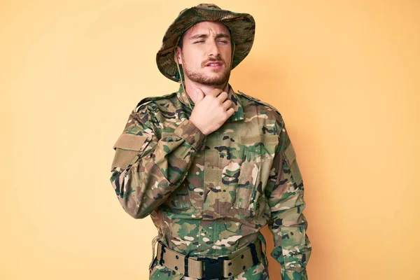 Jovem Caucasiano Vestindo Uniforme Exército Camuflagem Tocando Pescoço Doloroso Dor — Fotografia de Stock