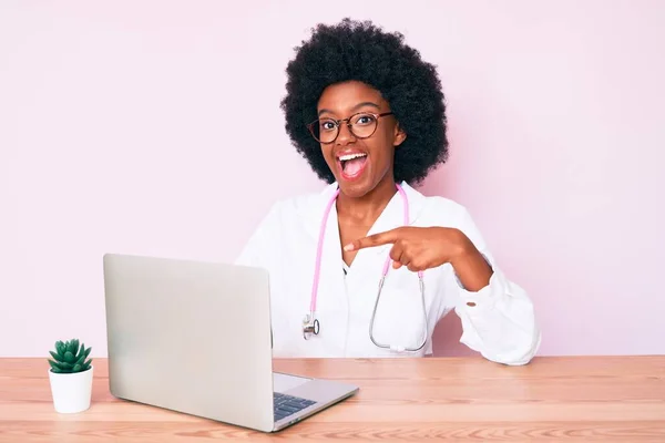 Doktor Steteskobu Takan Afro Amerikalı Genç Bir Kadın Bilgisayarla Çalışıyor — Stok fotoğraf