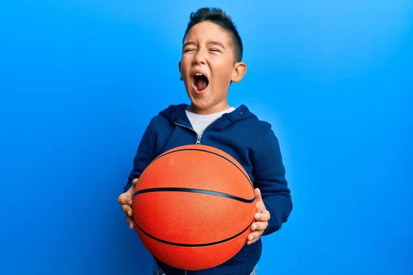 Anak Kecil Hispanik Memegang Bola Basket Marah Dan Gila Menjerit — Stok Foto