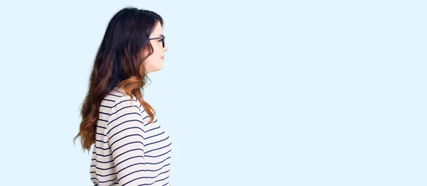 Mooie Jonge Brunette Vrouw Dragen Casual Kleding Bril Zoek Naar — Stockfoto