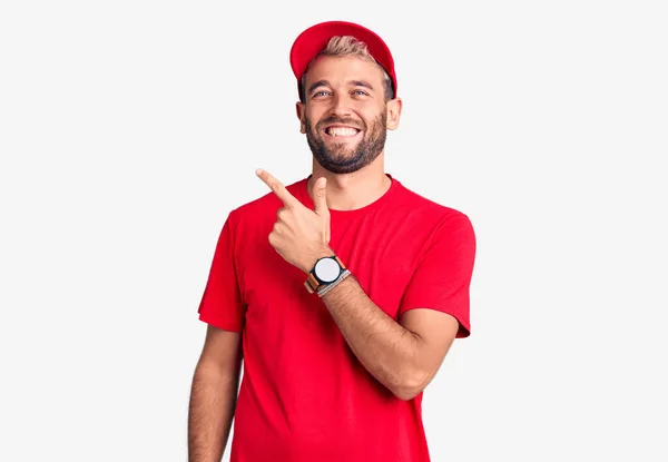 Jovem Homem Loiro Bonito Vestindo Camiseta Boné Alegre Com Sorriso — Fotografia de Stock