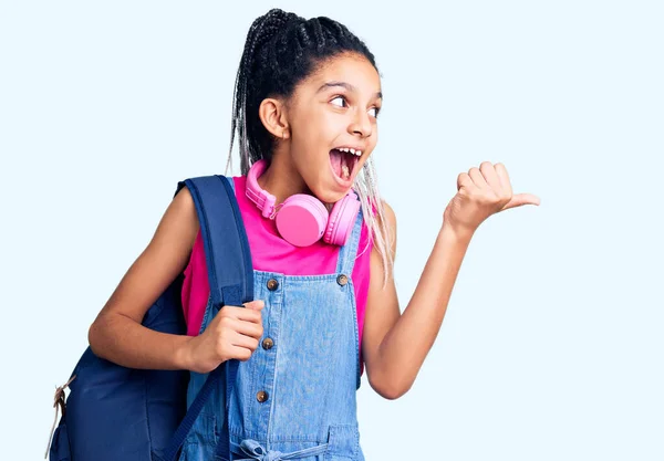 Linda Chica Afroamericana Sosteniendo Mochila Estudiante Usando Mochila Apuntando Pulgar —  Fotos de Stock