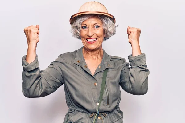 Senior Mujer Pelo Gris Con Sombrero Explorador Gritando Orgulloso Celebrando —  Fotos de Stock