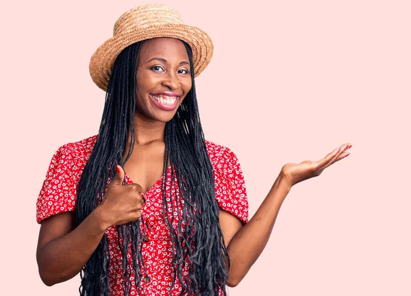 Jovem Afro Americana Usando Chapéu Verão Mostrando Palma Mão Fazendo — Fotografia de Stock