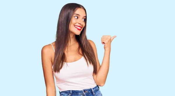 Jeune Femme Hispanique Portant Des Vêtements Décontractés Souriant Avec Visage — Photo