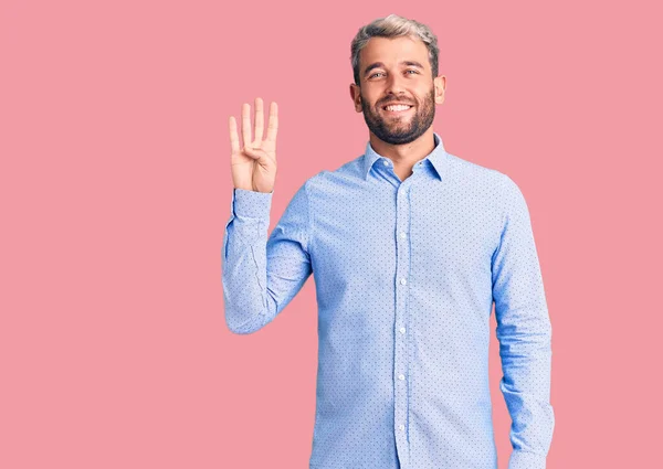 Mladý Pohledný Blonďatý Muž Elegantní Košili Ukazuje Ukazuje Prsty Číslo — Stock fotografie