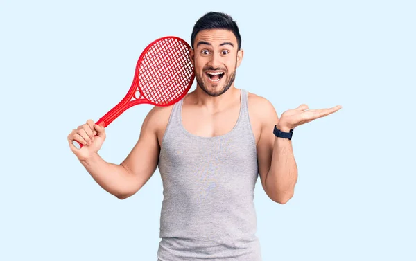 Junger Gutaussehender Mann Mit Tennisschläger Feiert Sieg Mit Glücklichem Lächeln — Stockfoto
