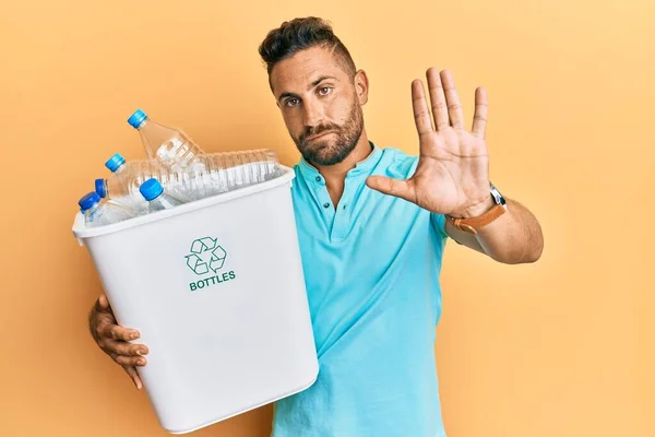 Pohledný Muž Plnovousem Drží Recyklační Odpadkový Koš Plastovými Lahvemi Otevřenou — Stock fotografie