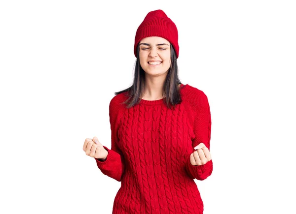 Menina Bonita Nova Vestindo Suéter Boné Muito Feliz Animado Fazendo — Fotografia de Stock