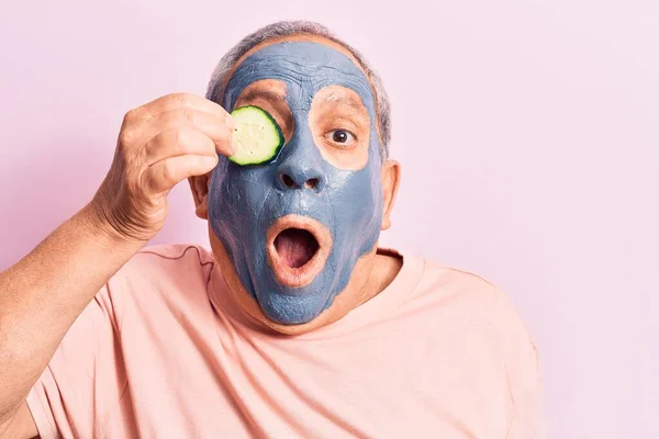 Homem Sênior Com Cabelos Grisalhos Usando Máscara Beleza Lama Segurando — Fotografia de Stock