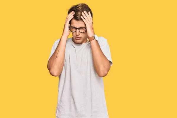 Bonito Homem Caucasiano Vestindo Roupas Casuais Óculos Que Sofrem Dor — Fotografia de Stock