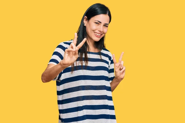 Mooie Jonge Vrouw Casual Kleren Glimlachend Naar Camera Kijkend Met — Stockfoto