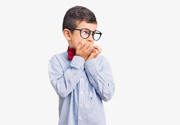 Lindo Niño Rubio Con Corbata Lazo Nerd Gafas Que Ven —  Fotos de Stock