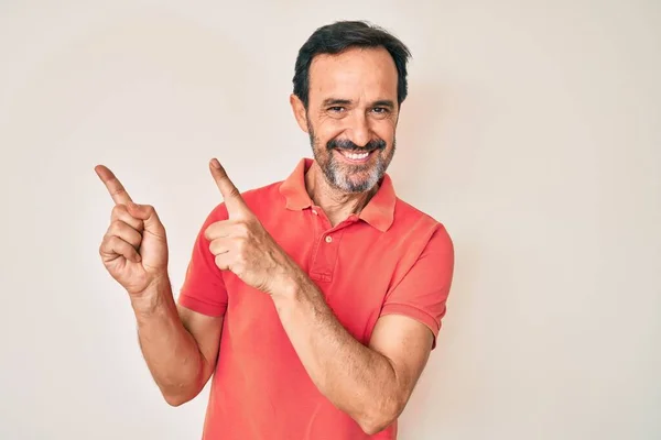 Hombre Hispano Mediana Edad Vistiendo Ropa Casual Sonriendo Mirando Cámara —  Fotos de Stock