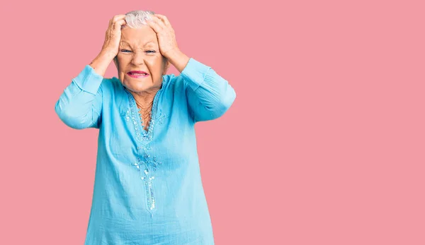 Ältere Schöne Frau Mit Blauen Augen Und Grauen Haaren Sommerkleid — Stockfoto