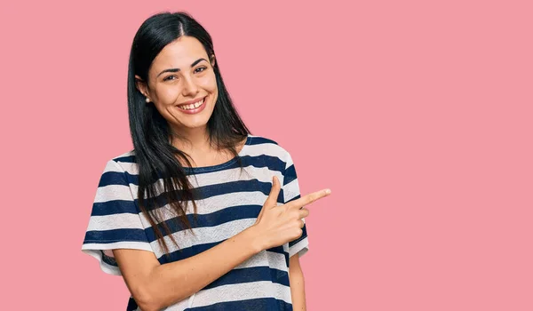 Mooie Jonge Vrouw Dragen Casual Kleding Vrolijk Met Een Glimlach — Stockfoto