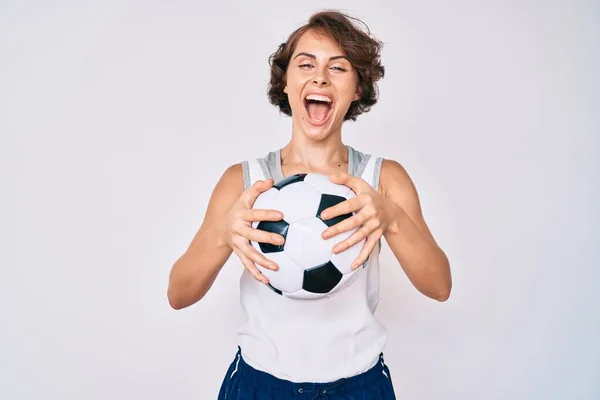 Jovem Hispânica Segurando Bola Futebol Sorrindo Rindo Forte Voz Alta — Fotografia de Stock