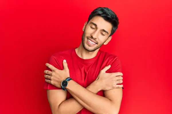 Junger Gutaussehender Mann Lässigem Shirt Vor Rotem Hintergrund Der Sich — Stockfoto