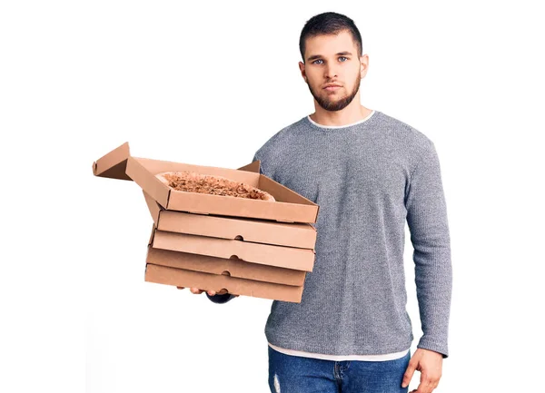 Ung Kjekk Mann Som Holder Levering Italienske Pizzaesker Tenker Holdning – stockfoto