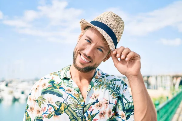 Bonito Homem Caucasiano Usando Chapéu Verão Flores Camisa Sorrindo Feliz — Fotografia de Stock