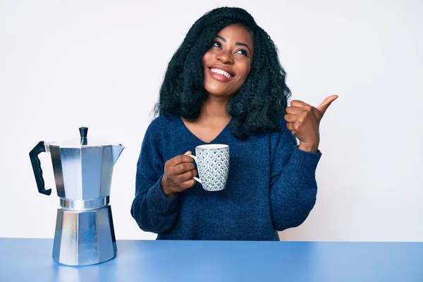 Belle Femme Africaine Buvant Café Cafetière Italienne Pointant Pouce Vers — Photo