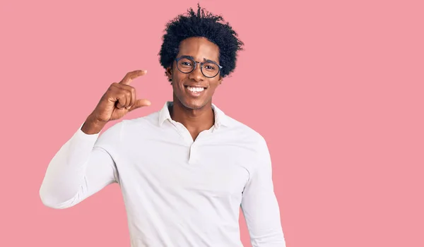 Bonito Homem Americano Africano Com Cabelo Afro Vestindo Roupas Casuais — Fotografia de Stock