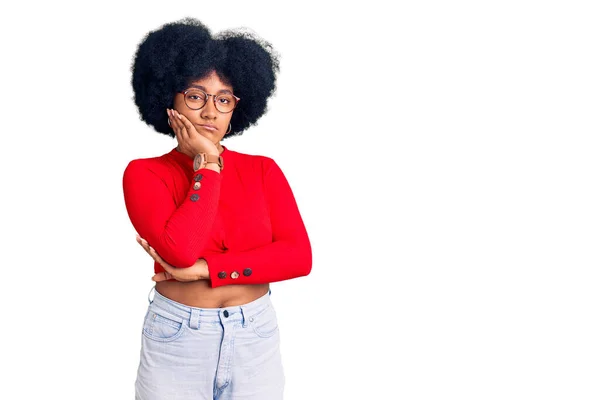 Giovane Ragazza Afroamericana Indossa Abiti Casual Occhiali Pensando Cercando Stanco — Foto Stock
