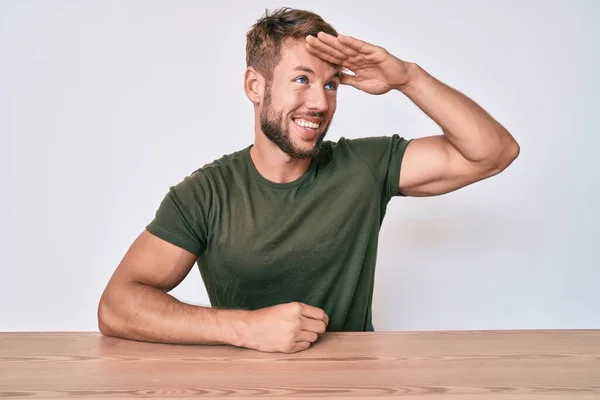 Ung Kaukasier Man Bär Casual Kläder Sitter Bordet Mycket Glad — Stockfoto