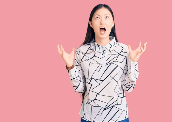 Jonge Mooie Chinese Vrouw Draagt Casual Shirt Gek Gek Schreeuwen — Stockfoto