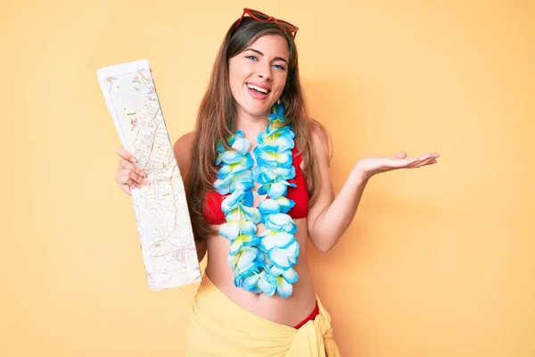 Beautiful Young Caucasian Woman Wearing Bikini Holding City Map Celebrating — Stock Photo, Image