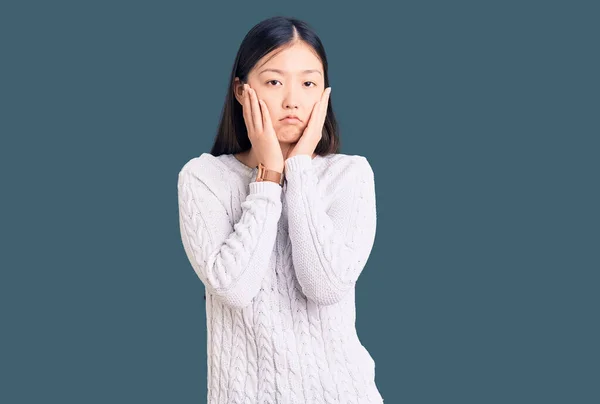 Joven Hermosa Mujer China Con Suéter Casual Manos Cansadas Cubriendo —  Fotos de Stock