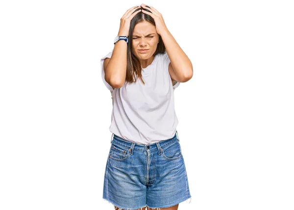 Mulher Branca Jovem Vestindo Camiseta Branca Casual Sofrendo Dor Cabeça — Fotografia de Stock