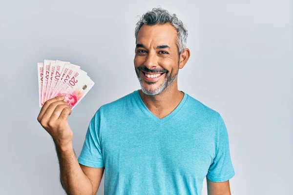 Hombre Pelo Gris Mediana Edad Sosteniendo Shekels Israel Mirando Positivo —  Fotos de Stock