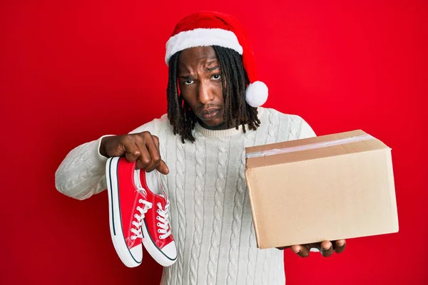 Homem Afro Americano Com Tranças Usando Chapéu Natal Tendo Sapatos — Fotografia de Stock