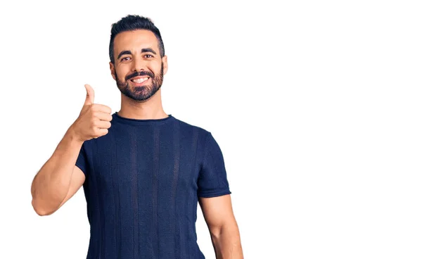 Joven Hombre Hispano Vistiendo Ropa Casual Sonriendo Feliz Positivo Pulgar —  Fotos de Stock