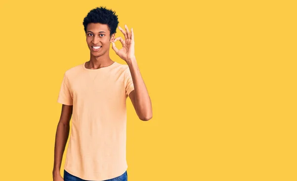 Gündelik Kıyafetler Giyen Gülümseyen Genç Afro Amerikan Adam Parmaklarıyla Tamam — Stok fotoğraf