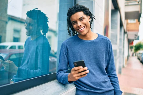 Ung Afrikansk Amerikansk Man Ler Glad Med Hjälp Smartphone Lutar — Stockfoto