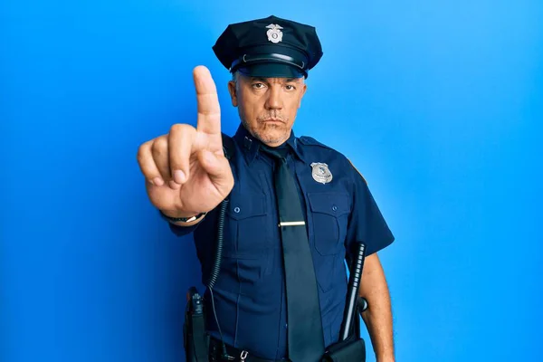 Pohledný Zralý Muž Středního Věku Policejní Uniformě Ukazuje Prstem Nahoru — Stock fotografie